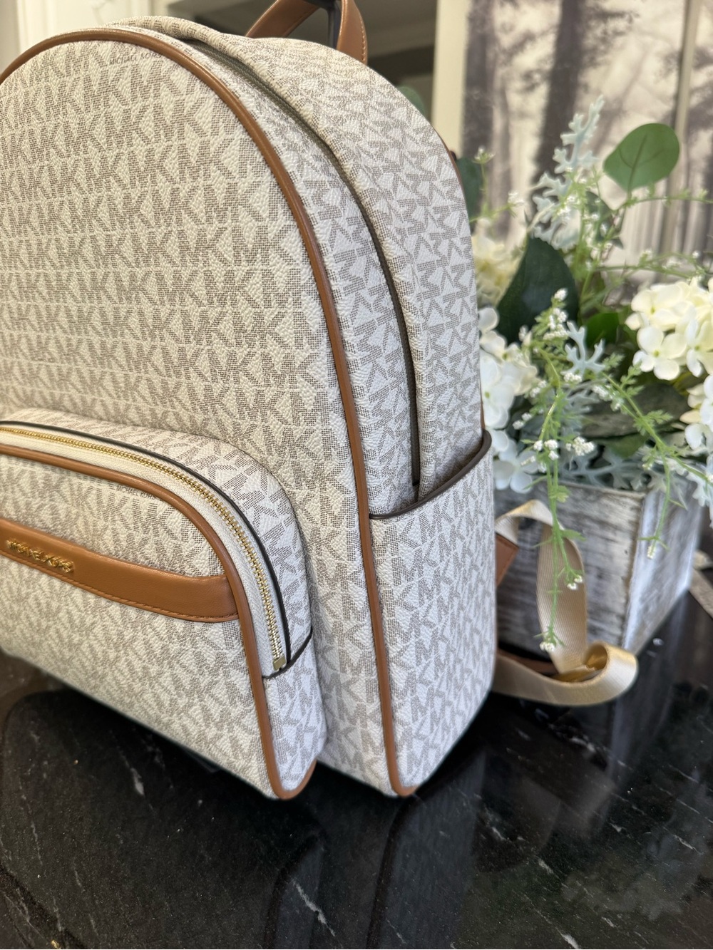 🤎MICHAEL KORS Bex Signature Backpack in Vanilla/Acorn - Picture 2 of 9